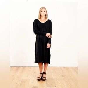 grp1
oversized v-neck dress - black